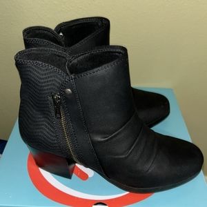 Beartraps Langley boots. Black. Size 8.5.  EUC. Comes with original box